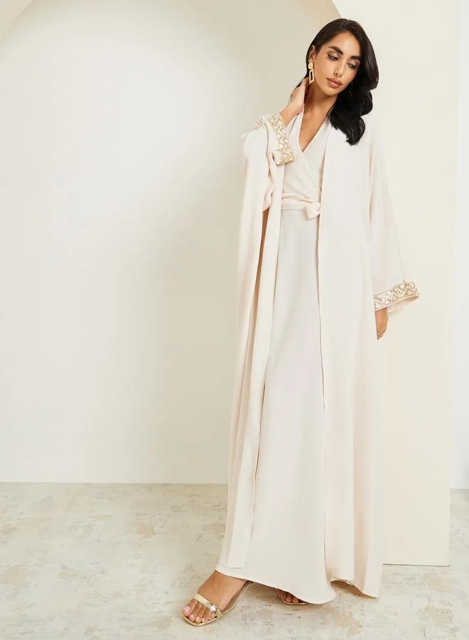 أميرة طقم عباية وفستان بياقة هولتر وتفاصيل ترتر ودانتيل